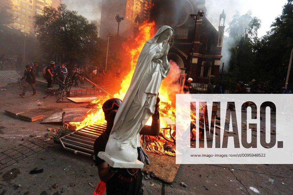 A protester loads the statue of a virgin during chaos and clashes with riot police in the middle of a day of protests against the government of President Sebastian Pinera, in Santiago (Chile). Tens of thousands of people took the center of Santiago to show that the revolt against inequality is still alive when it turns eleven weeks and leaves at least 24 dead, in what was the first protest of 2020. Thousands of people take the Plaza Italia in Santiago in the first protest of 2020 !ACHTUNG: NUR REDAKTIONELLE NUTZUNG!