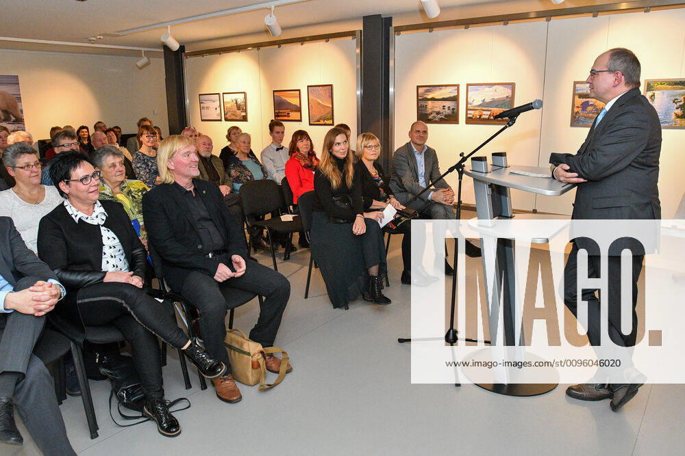 Animal filmmaker and Gothas business ambassador Andreas Kieling opens an exhibition with pictures from his 30 years of work as photographer, naturalist and animal filmmaker in the Gothaer KunstForum and in the evening he talks about adventure wilderness and with the grizzlies through Alaska in the sold out Kulturhaus Gotha With Kielings partner Lea G