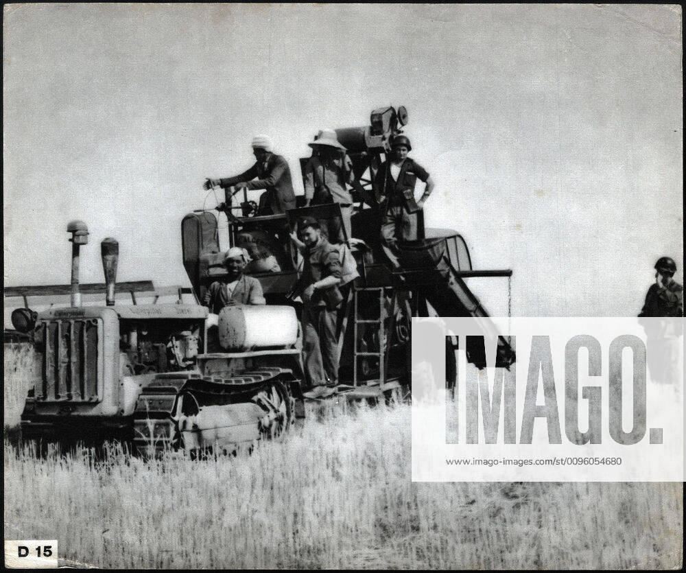 WAR IN ALGERIA French soldiers protecting agricultural work in Algeria Anonymous photograph around 1958 for French propaganda Credit Collection IM Kharbine Tapabor KH202439