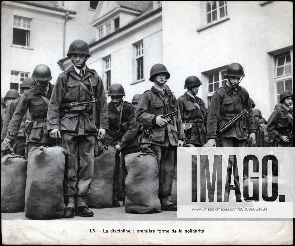 ALGERIAN WAR The first discipline of solidarity Calls of the contingent with their package upon their arrival in Algeria Anonymous photograph around 1958 for the French propaganda Credit Collection IM Kharbine Tapabor KH202443