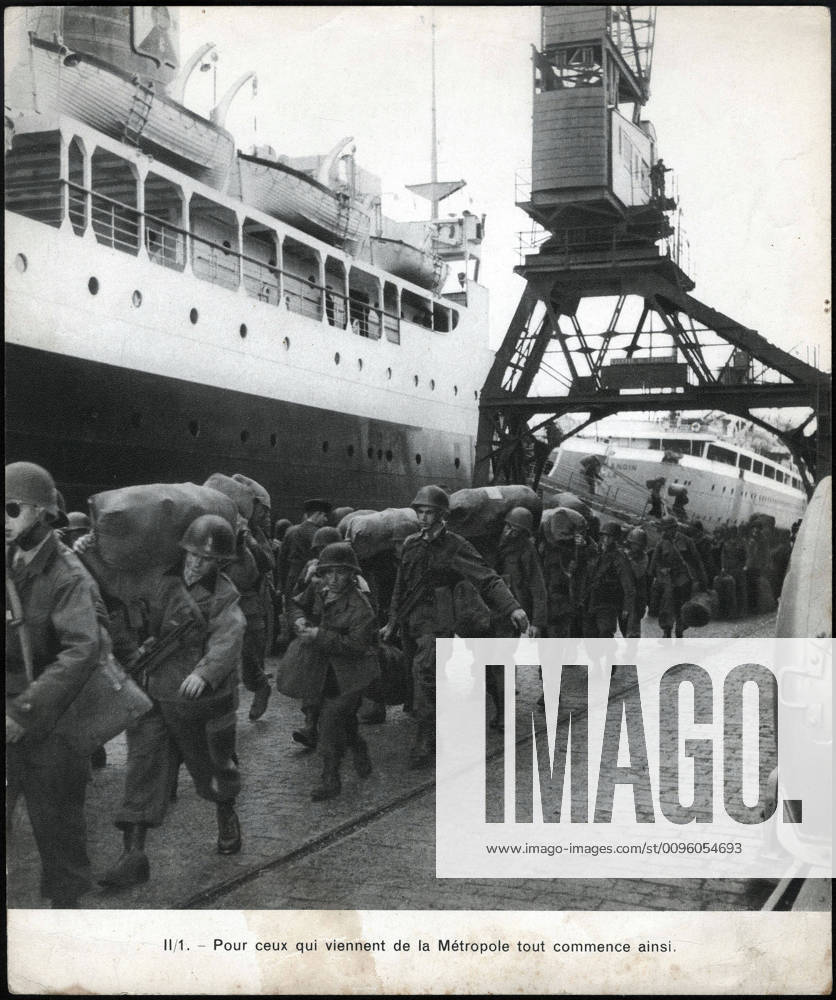 ALGERIAN WAR For those who come from the metropolis, it all starts like this Calling of the contingent landing in Algeria Anonymous photograph around 1958 for the French propaganda Credit Collection IM Kharbine Tapabor KH202446