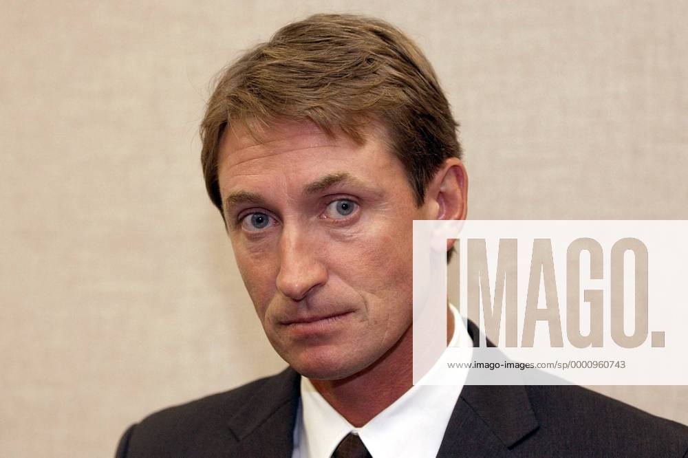 Wayne Gretzky (Managing Partner und Alternate Governor der Phoenix Coyotes) nachdenklich Eishockey Herren NHL 2003 2004, Phoenix Coyotes Porträt Phoenix Arizona Nachdenklichkeit,