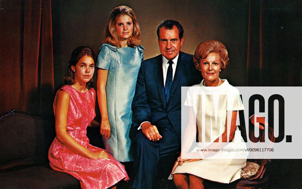 NIXON Richard President NIXON 1913 1994, his two daughters and his wife Postcard circa 1970 Credit IM KHARBINE TAPABOR KH251271