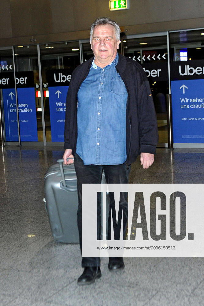 RTL Dschungelcamp 2020 Prof Dr Günther Krause on the occasion of the departure of the candidates of the RTL show Ich bin ein Star holt mich hier rausholt mich zum Jungle Camp 2020 on 03 01 2020 at Frankfurt Airport 20200103MWI11910