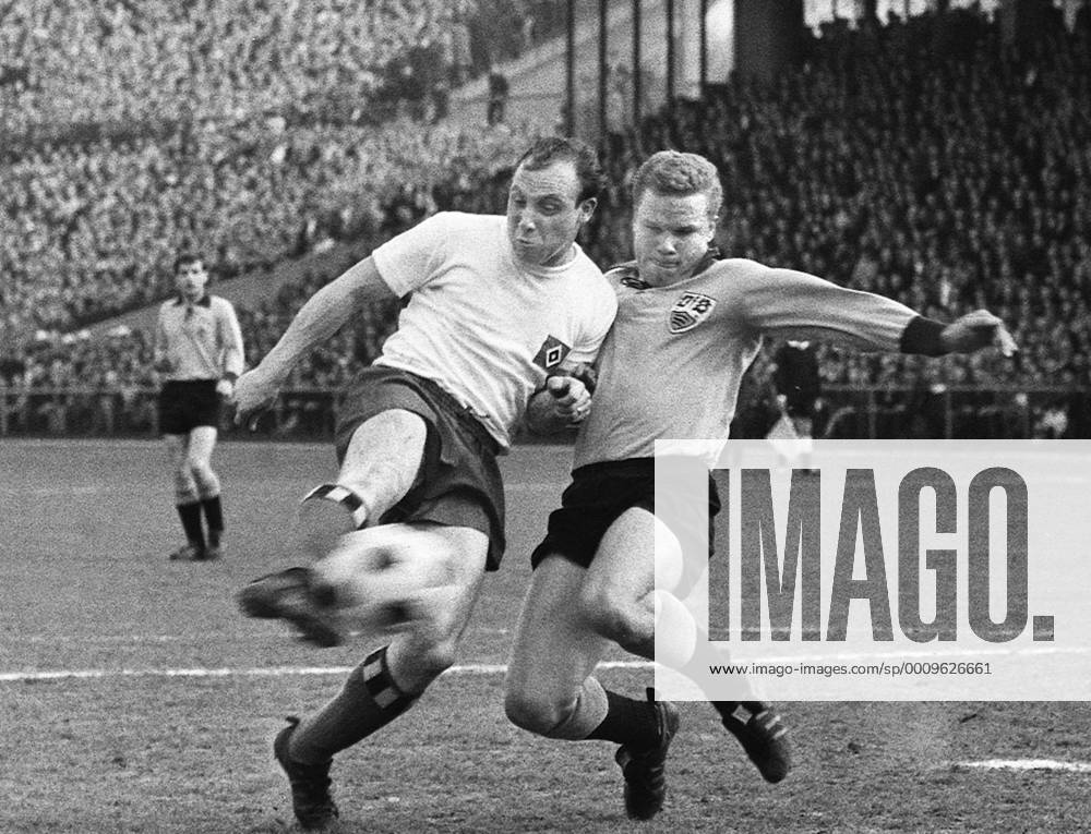 Uwe Seeler, 85. Geburtstag am 5. November Fussball von links Uwe SEELER Hamburger SV , Klaus-Dieter SIELOFF VFB Stuttgart
