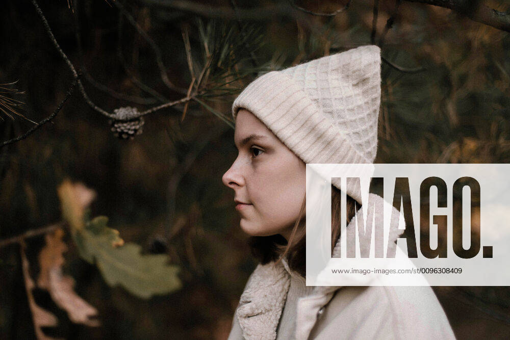 IMAGO Creative: Gesellschaft, Armut Portrait of young woman on tree background at forest Ukraine CR_INCH191104-232213-01