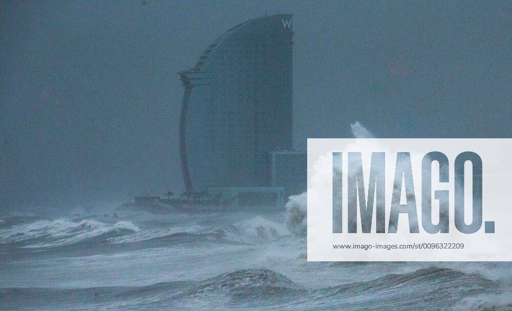 Big waves break next to Barceloneta s beach in Barcelona, Spain, 21 January 2020. The low pressure Gloria hitting eastern Spain caused at least three deaths, while roads are blocked and more than 200,000 students left classless due to heavy rainfalls and windstorms. Heavy rainfalls and windstorms hit eastern Spain !ACHTUNG: NUR REDAKTIONELLE NUTZUNG!