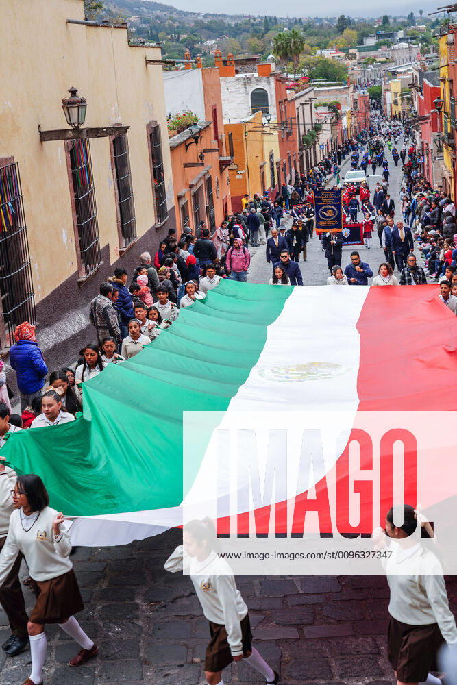 San Miguel De Allende, Guanajuato, Mexico: Young school girls carry a massive Mexican flag during a parade to celebrate the 251st birthday of the Mexican Independence hero Ignacio Allende January 21, 2020 in San Miguel de Allende, Guanajuato, Mexico. Allende, from a wealthy family in San Miguel played a major role in the independency war against Spain in 1810 and later honored by his home city by adding his name. San Miguel De Allende Mexico - ZUMAe02_ 20200121_zaf_e02_008