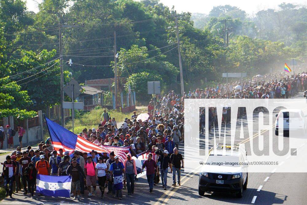 Hundreds of Central American people, belonging to the so-called migrant caravan, walk through the town of Frontera Hidalgo, in the state of Chiapas, Mexico, 23 January 2020. In mid-January thousands of Central American migrants, mostly from Honduras, began a new caravan exodus in order to reach the United States. Migrant caravan in Mexico !ACHTUNG: NUR REDAKTIONELLE NUTZUNG!