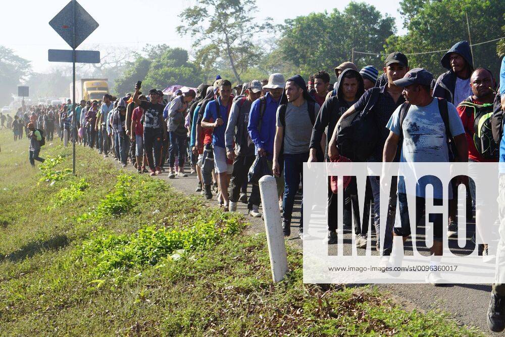 Hundreds of Central American people, belonging to the so-called migrant caravan, walk through the town of Frontera Hidalgo, in the state of Chiapas, Mexico, 23 January 2020. In mid-January thousands of Central American migrants, mostly from Honduras, began a new caravan exodus in order to reach the United States. Migrant caravan in Mexico !ACHTUNG: NUR REDAKTIONELLE NUTZUNG!