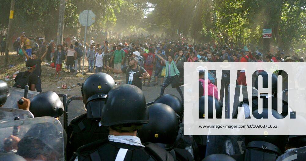 Mexican policemen avoid center american migrants to advance after they entered the country, in Chiapas, Mexico, 23 January 2020. Mexican police stops migrant caravan !ACHTUNG: NUR REDAKTIONELLE NUTZUNG!