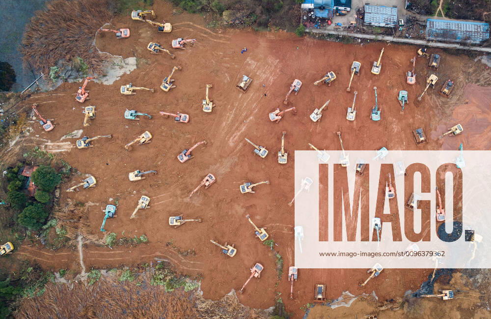 KW04 (200124) -- WUHAN, Jan. 24, 2020 -- Aerial photo taken on Jan. 24, 2020 shows mechanical equipment working at the contruction site of a special hospital in the Caidian District of western suburb of Wuhan, central China s Hubei Province. The central China metropolitan of Wuhan will follow Beijing s SARS treatment model to build a special hospital for admitting patients infected in the outbreak of pneumonia caused by the novel coronavirus. The Wuhan headquarters for the control and treatment of pneumonia caused by the novel coronavirus said on Friday the upcoming hospital designed to have an area of 25,000 square meters will be put into use by Feb. 3. TO GO WITH China Focus: Wuhan to follow Beijing s SARS treatment model in new coronavirus control ) CHINA-WUHAN-NEW CORONAVIRUS CONTROL-SPECIAL HOSPITAL (CN) XiaoxYijiu