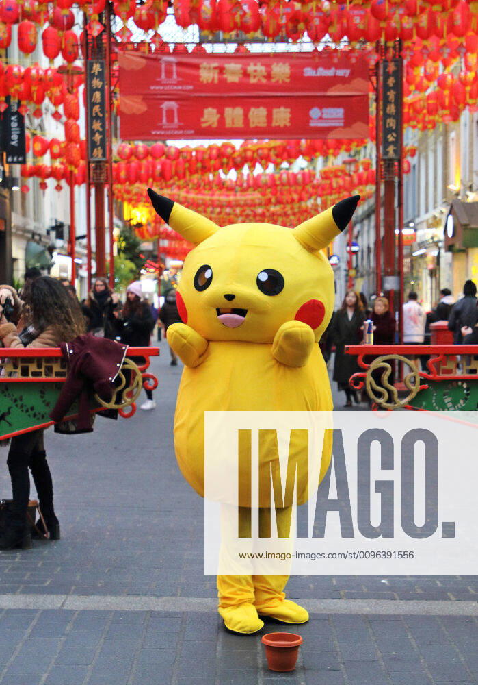Bilder des Jahres 2020, Entertainment 01 Januar Entertainment Themen der Woche KW04 January 24, 2020, London, United Kingdom: A Pokemon Pikachu character stands at the entrance of Gerrard Street as London s vibrant Chinatown district prepares for Chinese New Year celebrations. London United Kingdom - ZUMAs197 20200124_zaa_s197_044