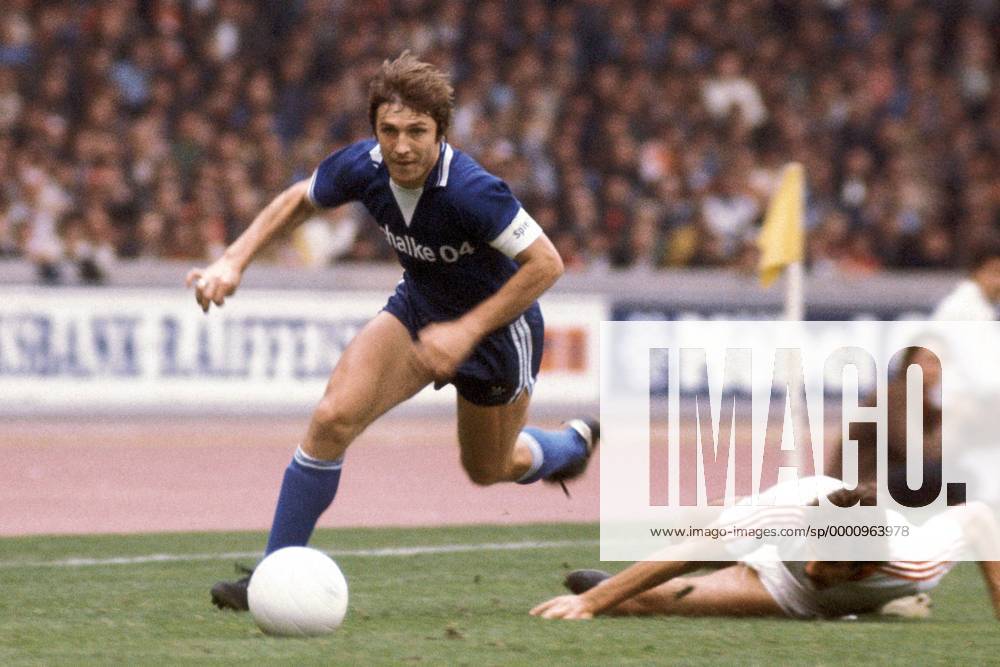 Klaus Fischer (Schalke) setzt sich an der Außenlinie gegen Herbert Zimmermann (Köln) durch Fußball 1. BL Herren Saison 1978 1979, 1. FC Köln - FC Schalke 04 1:0 Gruppe Köln Dynamik,