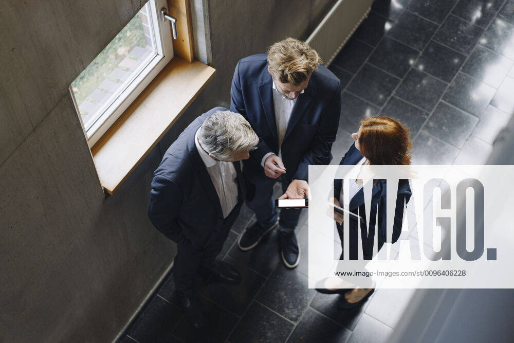 Business people with smartphone talking in modern office building model released Symbolfoto property released JOSF04176