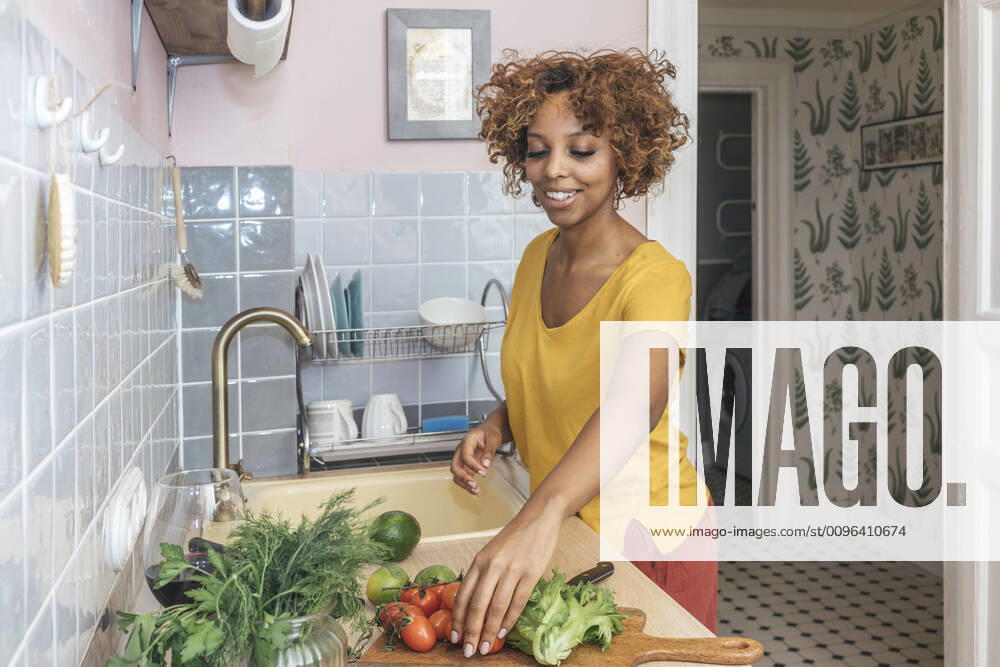 Young woman in kitchen preparing healthy meal model released Symbolfoto property released VPIF01987