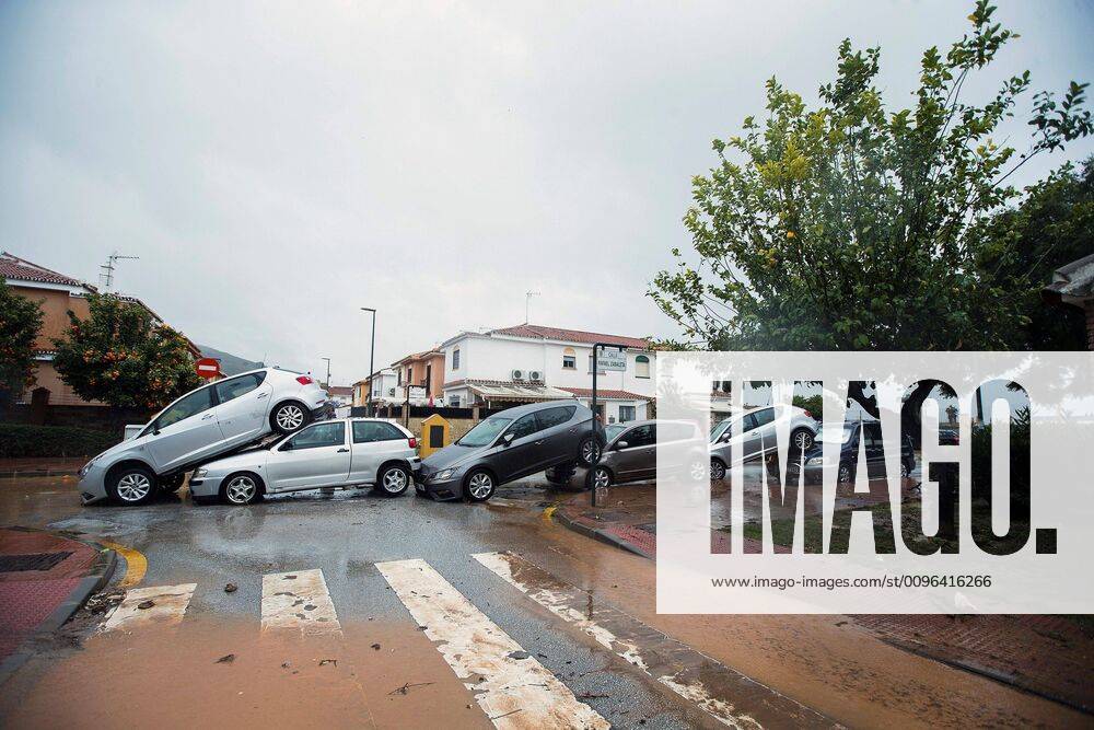 KW04 View of a accumulation of cars due to the heavy rains at the neighborhood of Campanillas, Malaga, Andalucia, southern of Spain on 25 January 2020 due to the strom Gloria, that has left 13 dead persons and another 10 missing. Work following Gloria storm !ACHTUNG: NUR REDAKTIONELLE NUTZUNG!