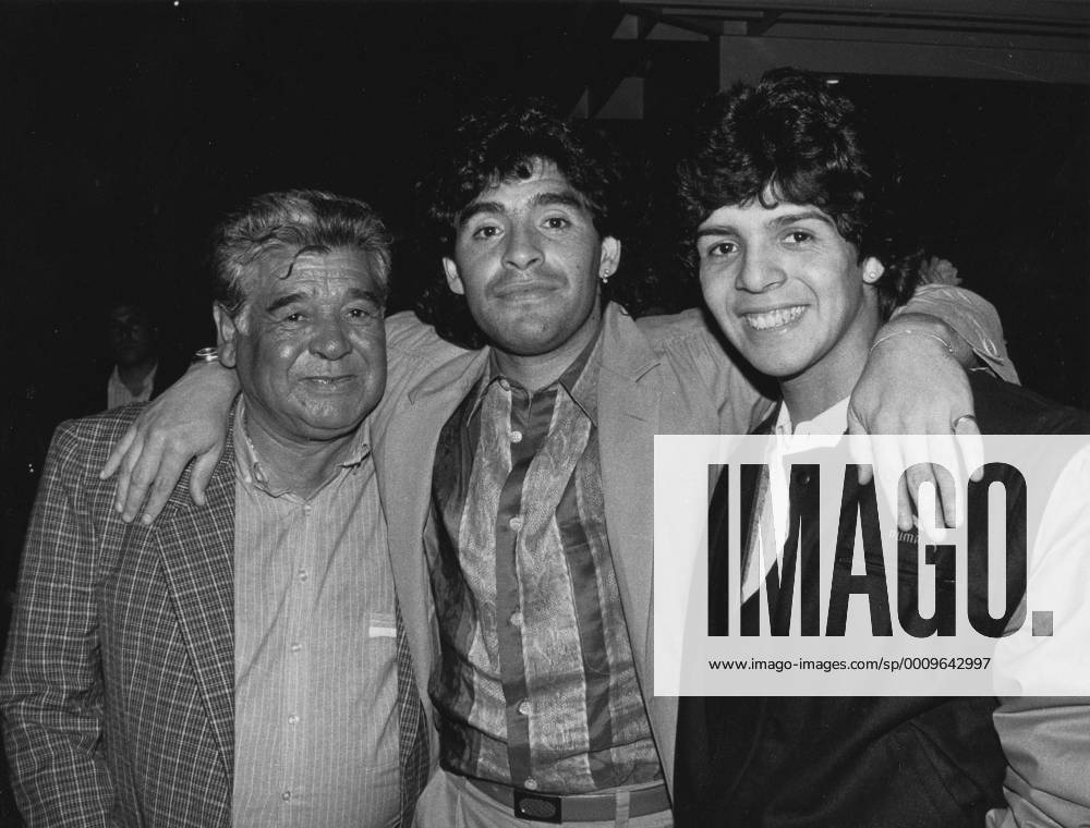 Fußball von links: Vater Diego, Diego Armando Maradona,Bruder Raul