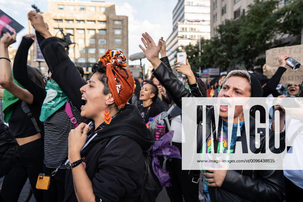 Women chanting feminist slogans during the march..Hundreds of women attended the first feminist march of 2020 in Mexico City surrounded by hundreds of female police officers. The women used paint, fire to threaten police and men who came close to them. The women were campaigning for change in Mexico. The march was for female activists who had been assassinated, specifically Isabel Cabanillas and Yunuen L pez S¡nchez. Mexico City Mexico - ZUMAs197 20200125_zab_s197_025