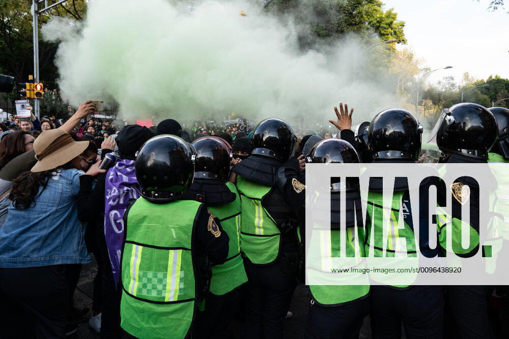 Female police officers attempt to hold back activists while spraying green gas during the march..Hundreds of women attended the first feminist march of 2020 in Mexico City surrounded by hundreds of female police officers. The women used paint, fire to threaten police and men who came close to them. The women were campaigning for change in Mexico. The march was for female activists who had been assassinated, specifically Isabel Cabanillas and Yunuen L pez S¡nchez. Mexico City Mexico - ZUMAs197 20200125_zab_s197_023