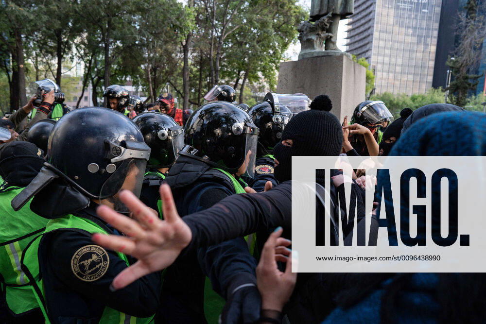Police push back activists as they attempt to vandalise a monument during the march..Hundreds of women attended the first feminist march of 2020 in Mexico City surrounded by hundreds of female police officers. The women used paint, fire to threaten police and men who came close to them. The women were campaigning for change in Mexico. The march was for female activists who had been assassinated, specifically Isabel Cabanillas and Yunuen L pez S¡nchez. Mexico City Mexico - ZUMAs197 20200125_zab_s197_020