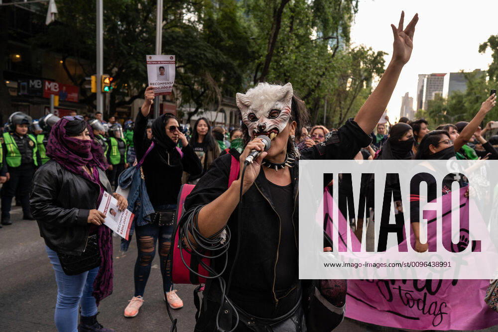 Female activists chanting slogans during the march..Hundreds of women attended the first feminist march of 2020 in Mexico City surrounded by hundreds of female police officers. The women used paint, fire to threaten police and men who came close to them. The women were campaigning for change in Mexico. The march was for female activists who had been assassinated, specifically Isabel Cabanillas and Yunuen L pez S¡nchez. Mexico City Mexico - ZUMAs197 20200125_zab_s197_021