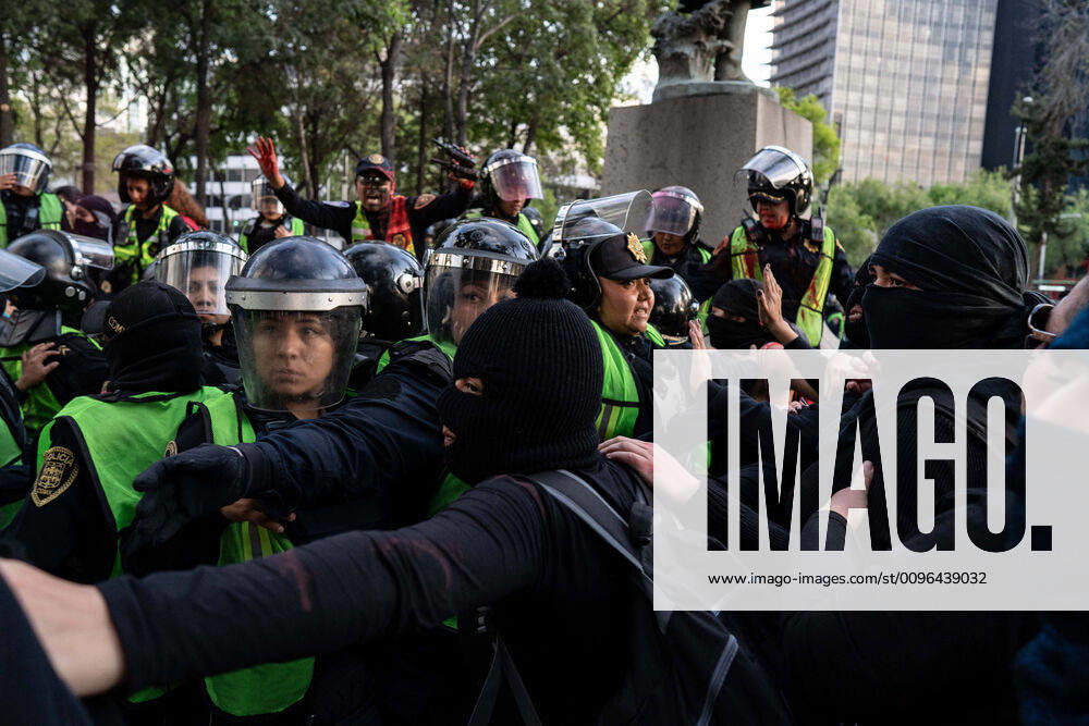 Police push back activists as they attempt to vandalise a monument during the march..Hundreds of women attended the first feminist march of 2020 in Mexico City surrounded by hundreds of female police officers. The women used paint, fire to threaten police and men who came close to them. The women were campaigning for change in Mexico. The march was for female activists who had been assassinated, specifically Isabel Cabanillas and Yunuen L pez S¡nchez. Mexico City Mexico - ZUMAs197 20200125_zab_s197_018