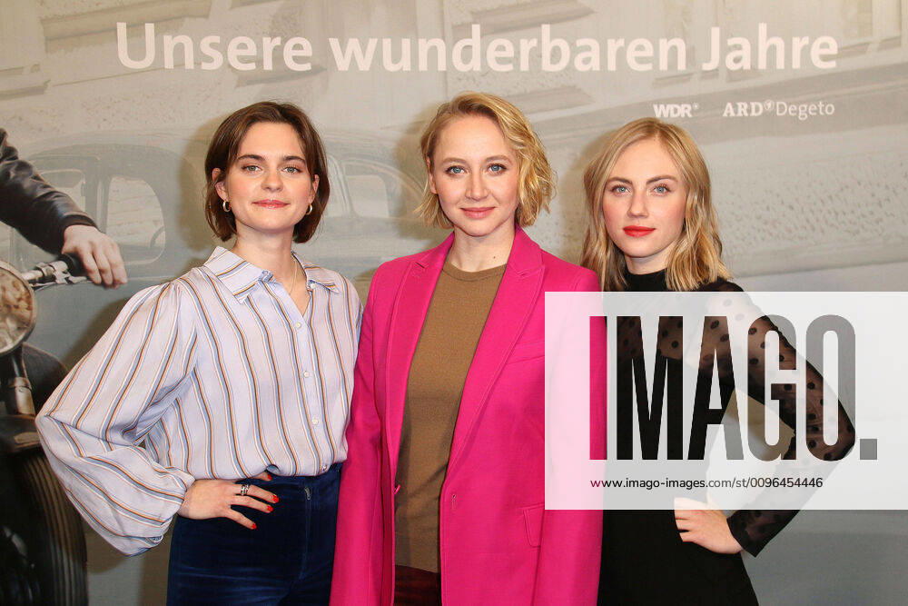 Vanessa Loibl, Anna Maria MuÌˆhe and Elisa Schlott, the actresses at the photo shoot for ARD Das Erste Dreiteiler Unsere wunderbaren Jahre on 27 01 2020 in Hamburg The broadcast is on 18 03 , 21 03 and 25 03 2020, each at 8