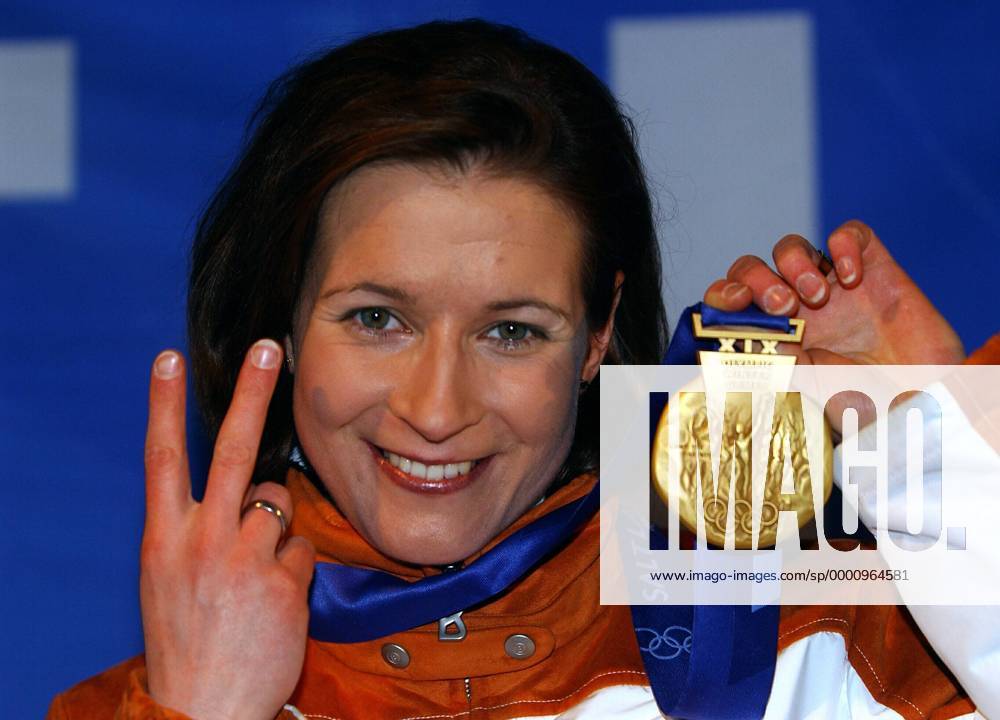 Olympiasiegerin Claudia Pechstein (Deutschland) zeigt stolz ihre zweite Goldmedaille Eisschnellauf OS Winter Damen Olympische Winterspiele 2002, Olympia, Olympiade, Spiele, Eisschnellaufen, Eisschnelllaufen, Porträt Salt Lake City Utah Freude,