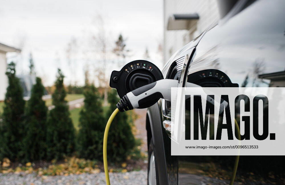 IMAGO Creative: 2022 Aussichten IMAGO Creative: Klimawandel - Zukunft und Innovation electric car lead plugged into an electric car at home Norrtälje, Sweden CR_RABE191120-234412-01