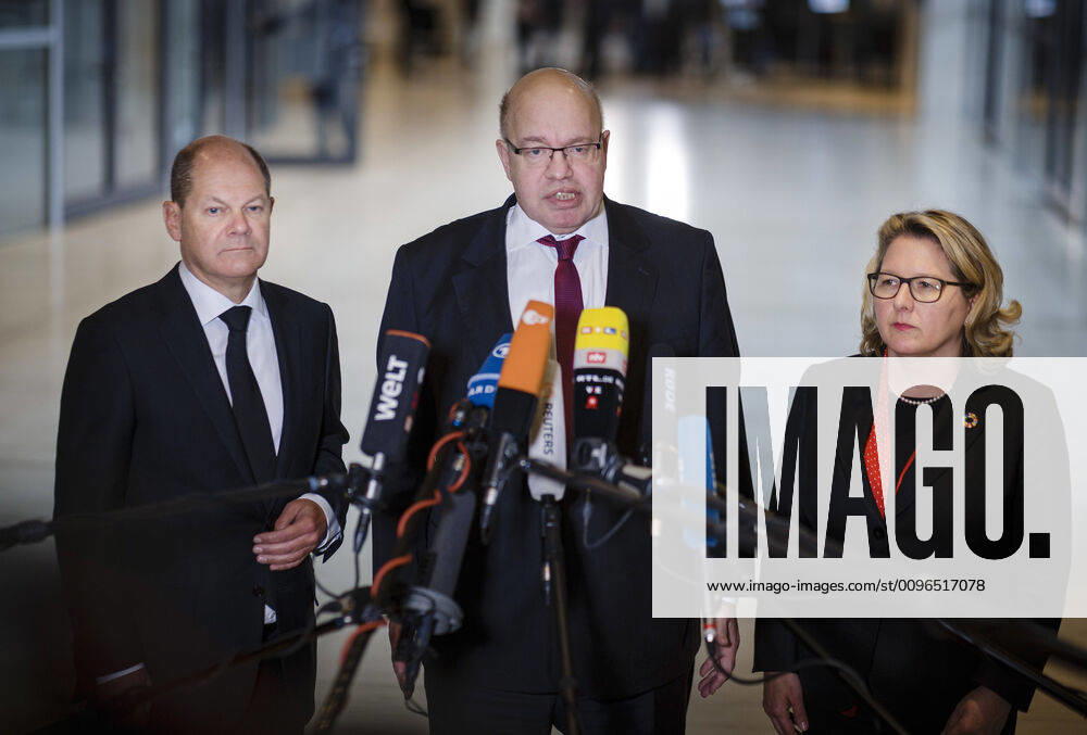 Federal Finance Minister Olaf Scholz, SPD, Federal Economics Minister Peter Altmaier, CDU, and Federal Environment Minister Svenja Schulze, SPD, make a joint press statement on the occasion of the coal phase-out law in the German Bundestag in Berlin 29 01 2020 Berlin Germany