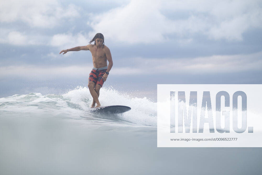 IMAGO Creative: Sommer Sport - Strand Surfing the sunrise in Costa Rica Jaco, Puntarenas Province, Costa Rica CR_AGMU191217-262222-01
