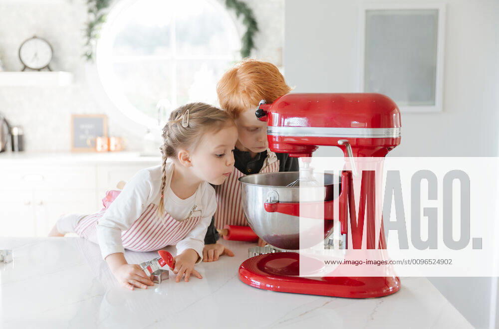 IMAGO Creative: Haushaltsgeräte - Küchenmaschine Two toddlers baking christmas cookies looking in a mixer Courtenay, BC, Canada CR_EMYE191211E-250058-01