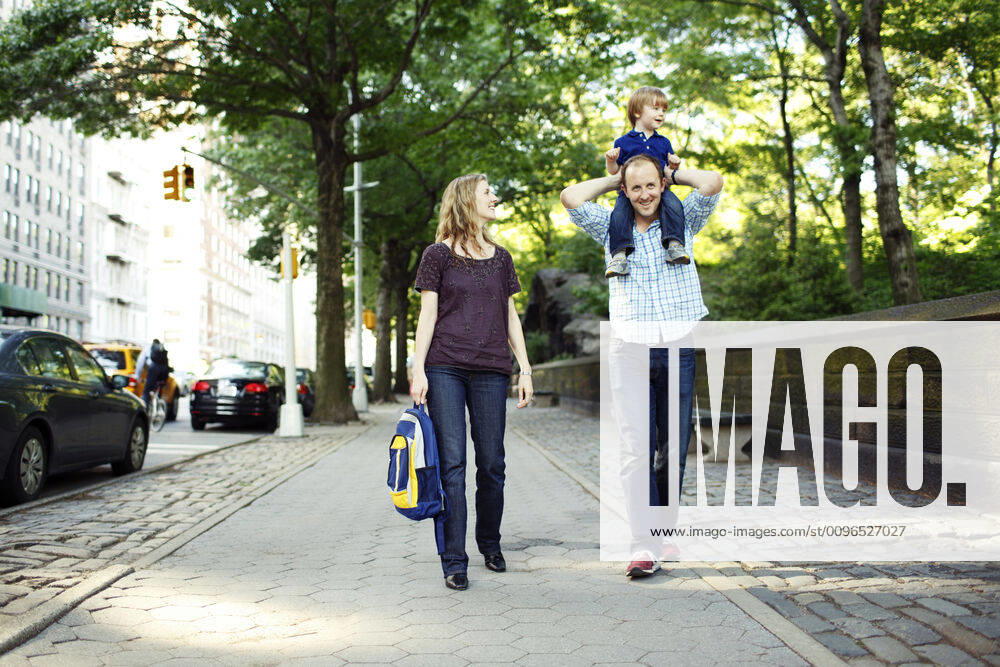 IMAGO Creative: Gesellschaft, Schule, Schulanfang Parents walking son to preschool or daycare New York, NY, United States CR_ISKO191211B-258156-01