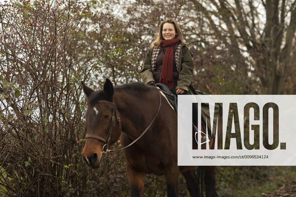 IMAGO Creative: Digitale Welt, Verzicht auf Technologie young horsewoman with a horse outeside riding Freiburg, BW, Germany CR_SIGO191121-247912-01