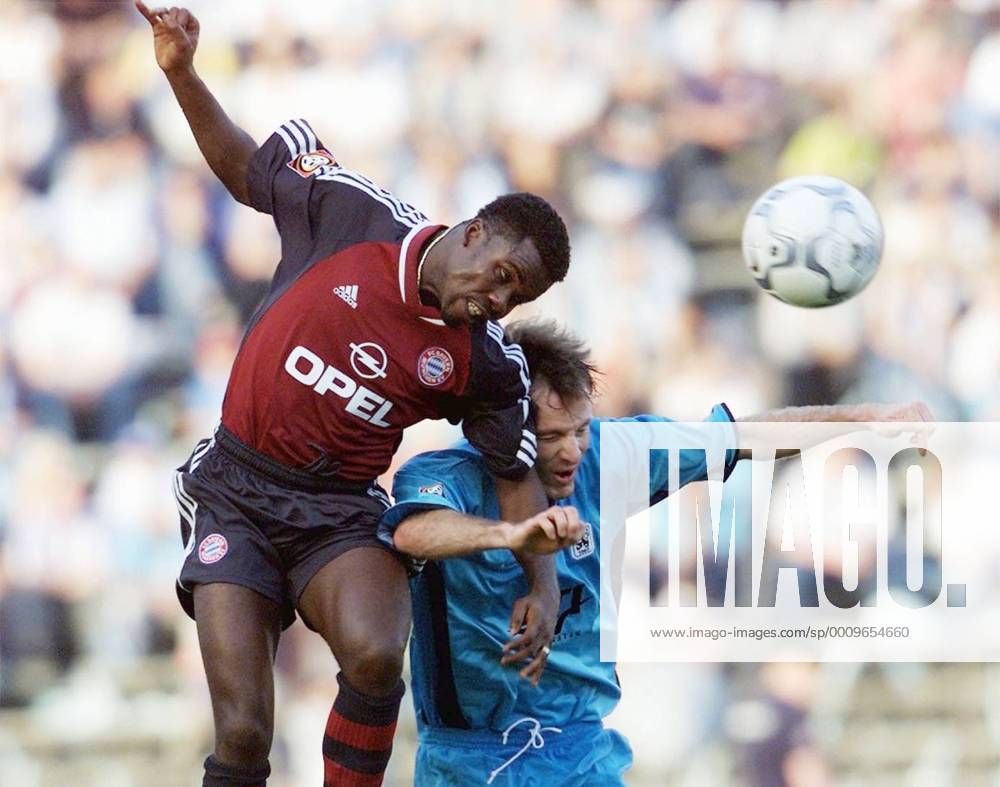 Fussball 1. Bundesliga 2001 2002 13.10.2001 TSV 1860 Muenchen 1-5 FC Bayern Muenchen Samuel Kuffour (FCB,li) gegen Daniel Bierofka (1860)