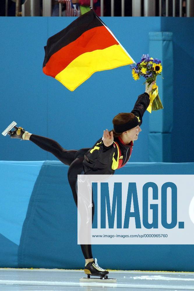 Olympiasiegerin Claudia Pechstein (Deutschland) posiert auf der Ehrenrunde mit Blumenstrauß und Deutschlandfahne als Eiskunstläuferin Eisschnellauf OS Winter Damen Olympische Winterspiele 2002, Olympia, Olympiade, Spiele, Eisschnellaufen, Eisschnelllaufen, Einzelbild Salt Lake City Utah Glück, Freude,