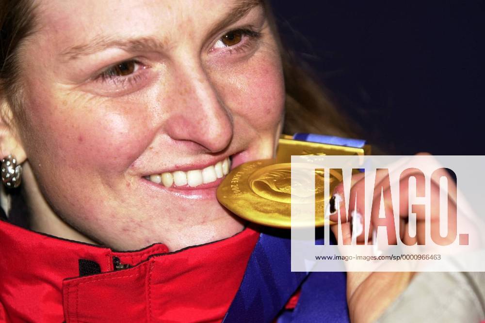 Olympiasiegerin Janica Kostelic (Kroatien) beißt herzhaft zu Alpiner Skilauf OS Winter Damen Olympische Winterspiele 2002, Olympia, Olympiade, Spiele, Ski Alpin, Skisport, Kombination, Slalom Porträt Salt Lake City Utah Freude,