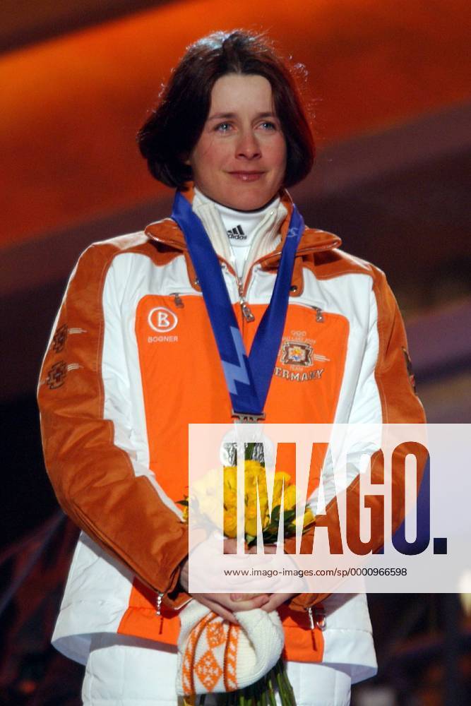 Uschi Disl (Deutschland, Platz 2) während der Siegerehrung Biathlon OS Winter Damen Olympische Winterspiele 2002, Olympia, Olympiade, Spiele, Vdig Einzelbild Olympic Medals Plaza Salt Lake City Utah