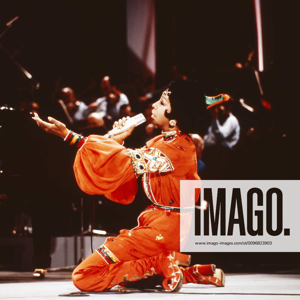 IMAGO ICONS: Josephine Baker Vergißmeinnicht, Unterhaltungsshow mit Peter Frankenfeld, Deutschland 1964, Gaststar: Josephine Baker Nur redaktionelle Nutzung. Editorial usage only.
