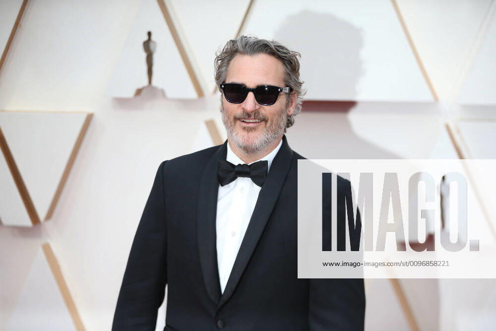 (200210) -- LOS ANGELES, Feb. 10, 2020 -- Joaquin Phoenix arrives for the red carpet of the 92nd Academy Awards at the Dolby Theatre in Los Angeles, the United States, Feb. 9, 2020. ) U.S.-LOS ANGELES-OSCARS-RED CARPET LixYing