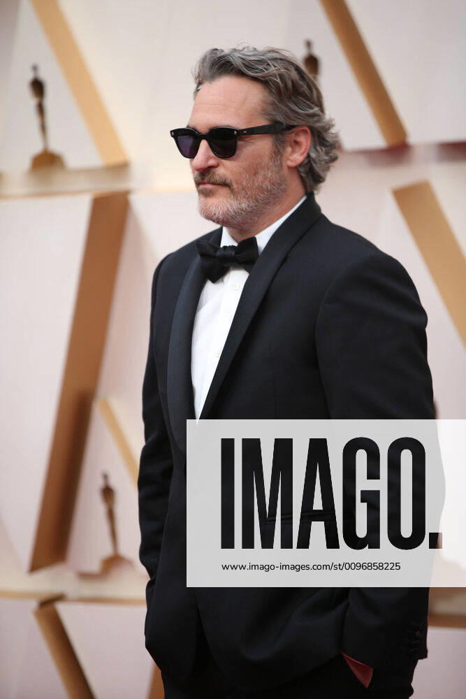 (200210) -- LOS ANGELES, Feb. 10, 2020 -- Joaquin Phoenix arrives for the red carpet of the 92nd Academy Awards at the Dolby Theatre in Los Angeles, the United States, Feb. 9, 2020. ) U.S.-LOS ANGELES-OSCARS-RED CARPET LixYing