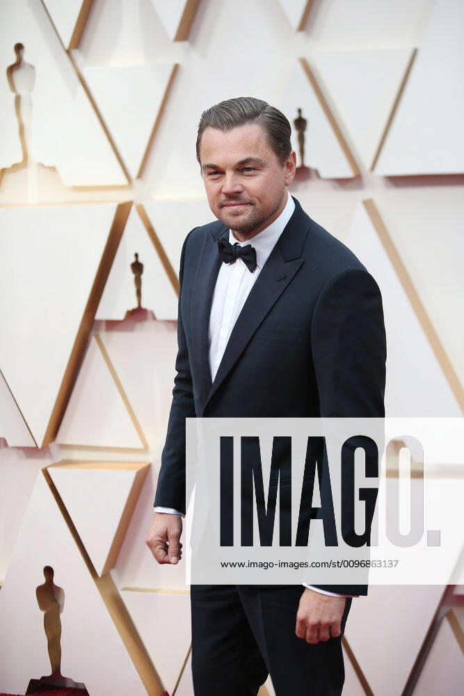 (200210) -- LOS ANGELES, Feb. 10, 2020 -- Leonardo DiCaprio arrives for the red carpet of the 92nd Academy Awards at the Dolby Theatre in Los Angeles, the United States, Feb. 9, 2020. ) U.S.-LOS ANGELES-OSCARS-RED CARPET LixYing