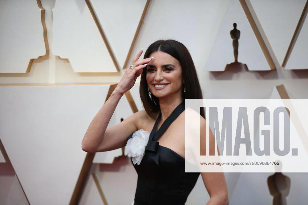 (200210) -- LOS ANGELES, Feb. 10, 2020 -- Penelope Cruz arrives for the red carpet of the 92nd Academy Awards at the Dolby Theater in Los Angeles, the United States, on Feb. 9, 2020. ) U.S.-LOS ANGELES-OSCARS-RED CARPET LixYing
