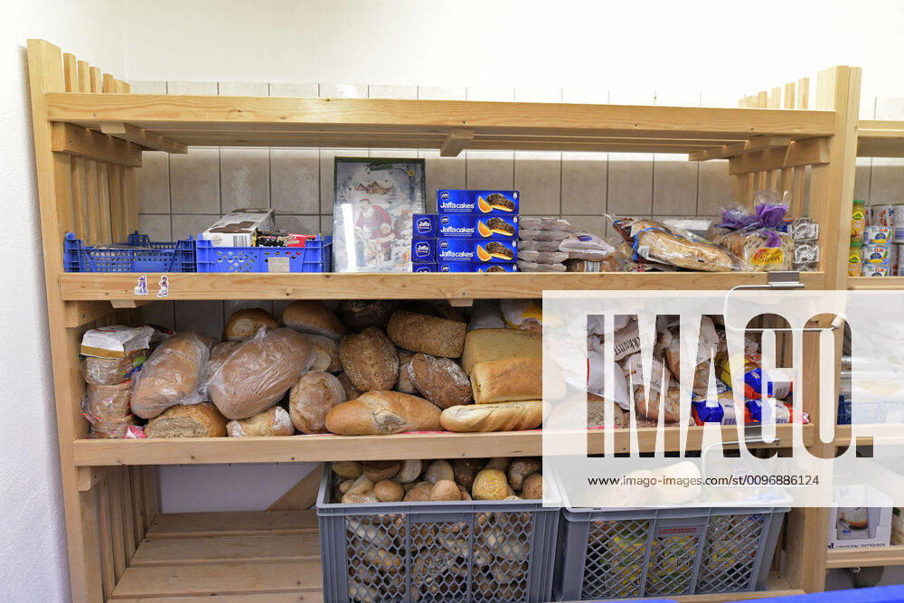 Babenhausen in Bavaria AWO, Arbeiterwohlfahrt Schwaben, food for the needy on the shelves at the food distribution in Babenhausen 19 12 2019, AWO Babenhausen LEW 19 12 2019, AWO Babenhausen LEW