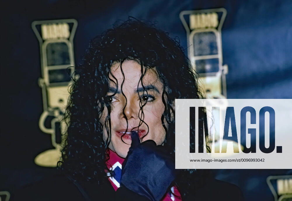 Washington, District of Columbia, DC: Washington, DC. USA, March 5, 1992, .Michael Jackson at the NABOB Awards..National Association of Black Owned Broadcasters (NABOB) honors Michael at the organizations eighth annual Communications Awards Dinner, at the Sheraton Washington Hotel in Washington D.C. Rev. Jesse Jackson and NABOB Chairman Pierre Sutton presented him this award which honors Michaels à contributions to pop music, culture, fashion and philanthropyà Washington DC - ZUMAr142 19920305_zap_r142_001