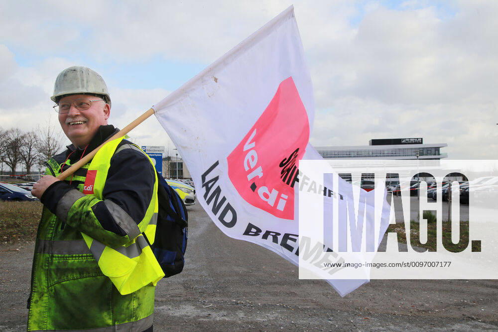 Holzwickede, District of Unna Harbor workers from Rhenus Weserport Bremen protest in front of the Rhenus head office in Holzwickede Warning strike Small delegations were always demonstrating directly in front of the head office, the main meeting point was a parking lot within sight of the company buildings