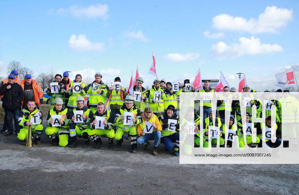 Holzwickede, District of Unna Harbor workers from the Rhenus Weserport Bremen protest in front of the Rhenus head office in Holzwickede Warning strike Small delegations were always demonstrating directly in front of the head office, the main meeting point was a parking lot within sight of the company buildings the strikers motto is Together with collective agreement