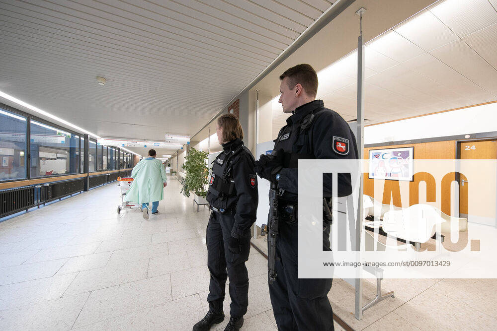 Hanover, 18 02 2020, At present, the Hanover police are controlling the entire campus of the Hanover Medical School MHH, heavily armed units are standing at all entrances According to media reports, a mafia boss from Montenegro is being treated in intensive care,