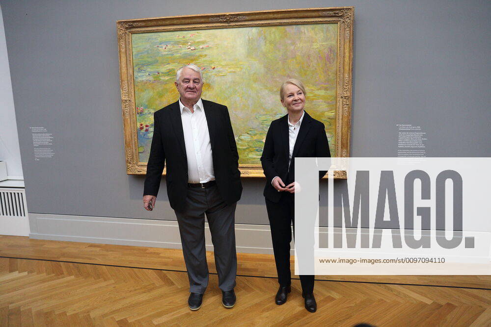 Patron of the arts Hasso Plattner and museum director Ortrud Westheider stand in front of the painting Der Seerosenteich um ca 1918, oil on canvas as part of the press conference for the exhibition Monet Orte in the Museum Barberini in Potsdam, 20 February 2020 Exhibition period 22 February to 1 June 2020 Museum Barberini Potsdam Exhibition Monet Orte